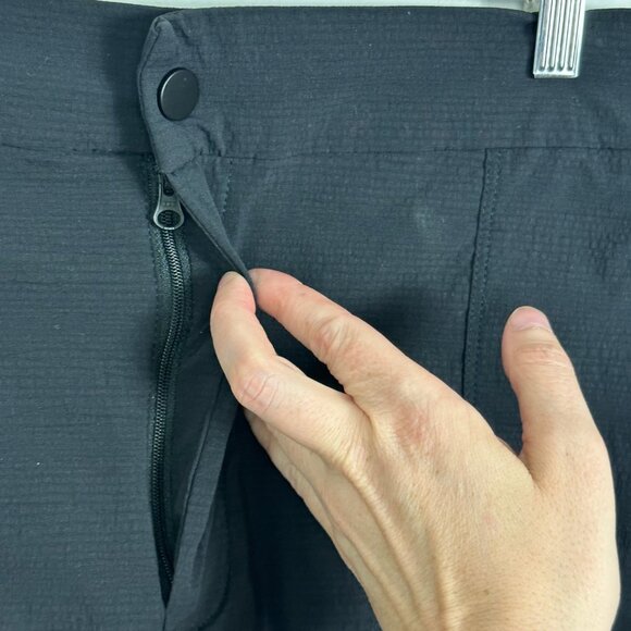 Athleta Trekki Bermuda 2.0 Black Hiking Shorts Size 26 Climbing Ripstop 2022 - Picture 10 of 16